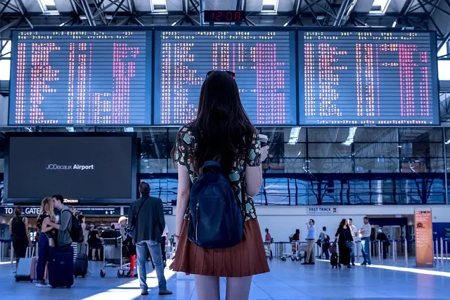 Mẫu câu: Is my flight on time?
