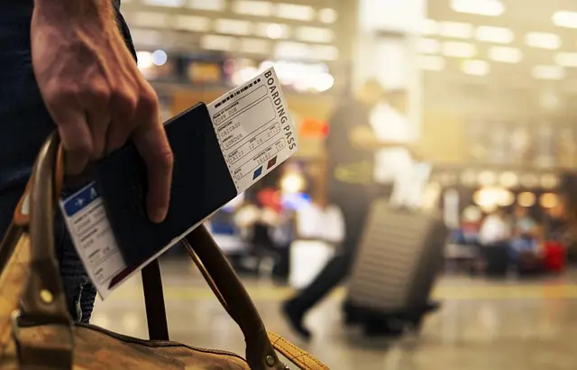 Mẫu câu: I travel to find new suppliers once a month.