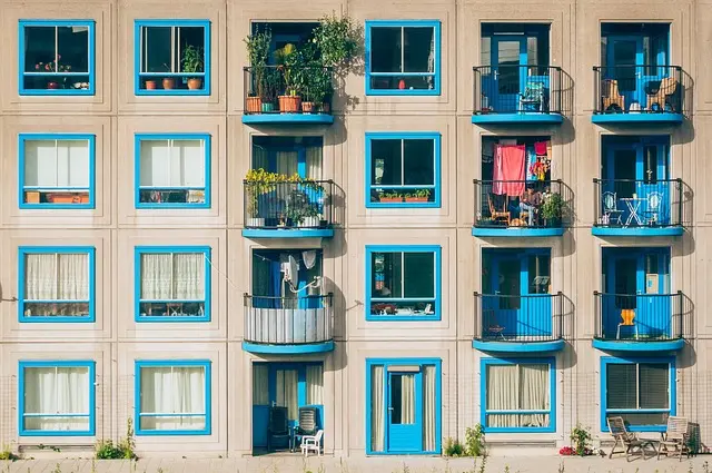 Mẫu câu: I live in an apartment in District 7.