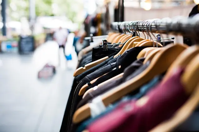 Mẫu câu: Where is the fitting room?
