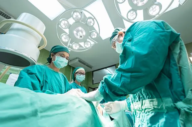 Mẫu câu: Call the doctor, please.