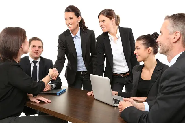 Mẫu câu: Can you introduce yourself?