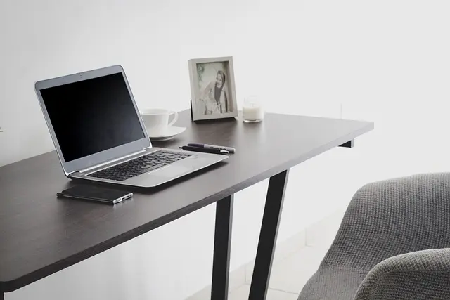 Mẫu câu: I work from home most of the time.