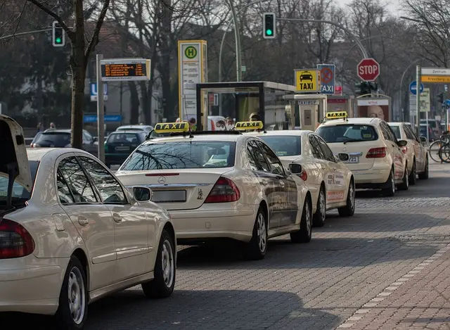 Mẫu câu: How much is a taxi to the city center?