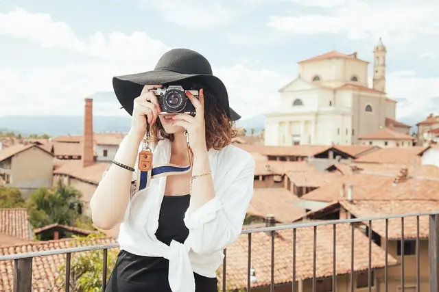 Mẫu câu: Can you take a picture for me?